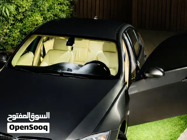 Bmw 320 2008 سيارة فيها خبطة من تالي