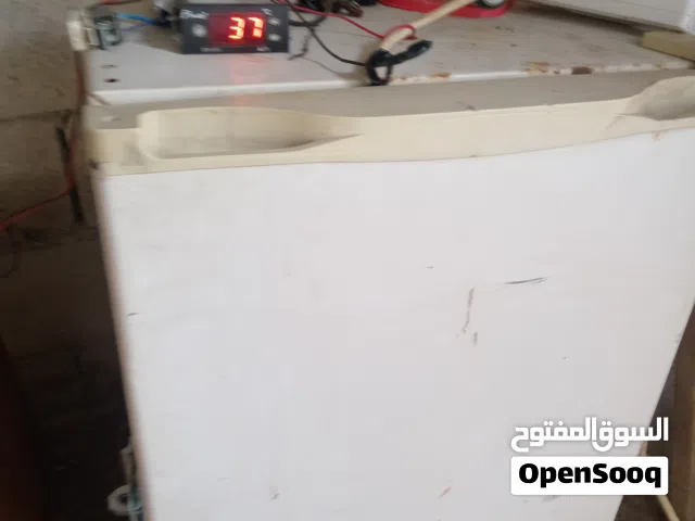 فقاسه مصممه بثلاجة مكتب