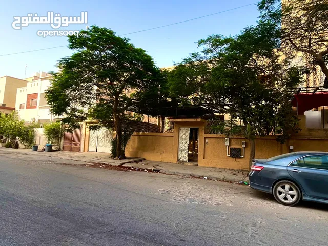 منزل في وسط السراج يتكون من طابقين بالقرب من الرئيسي مناسب يكون تجاري او سكني.