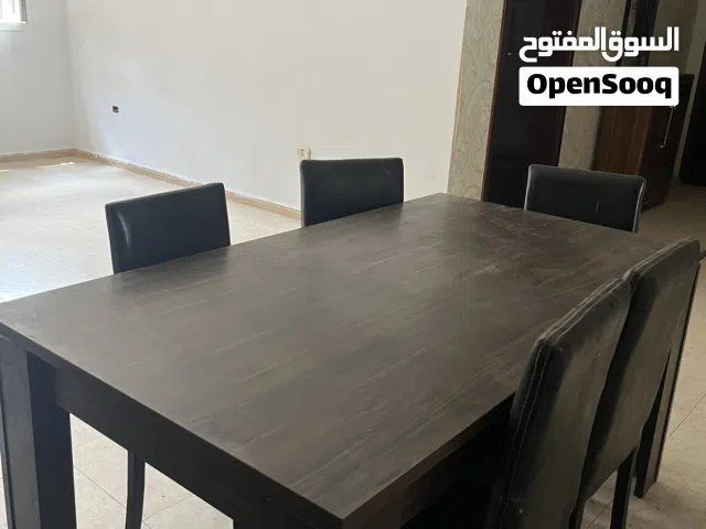 طاولة طعام في حالة ممتازة