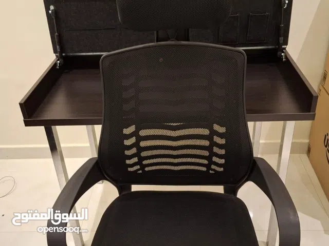 مكتب IKEA مع كرسي مكتب + طاولة صغيرة متعددة الاستخدام