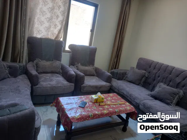 كنب مرتب وخشب ممتاز