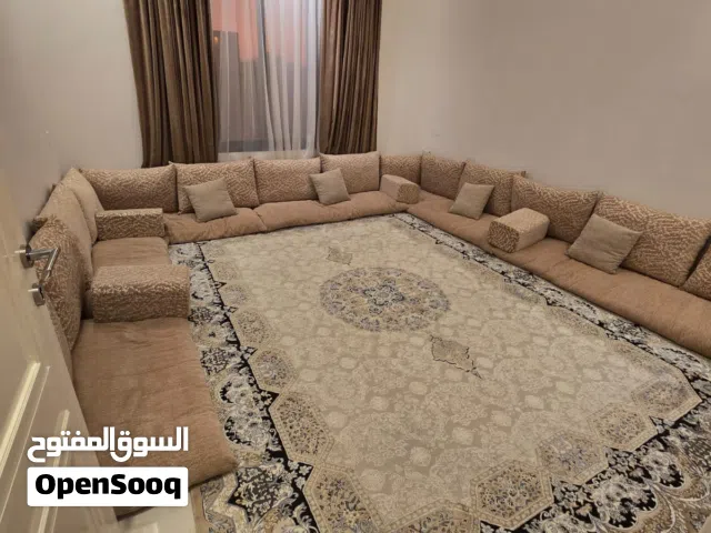 مجلس رجالي مع السجاد والستائر