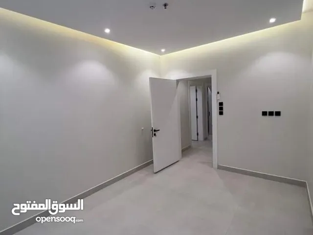 شقة للايجار الرياض حي قرطبة مكونة من عرفتين نوم ودورتين مياه ومطبخ وصالة وغرفت خادمة