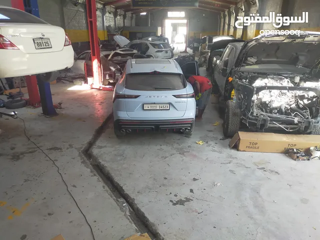 كراج كبير للبيع بموقع مميز في الصناعية 4