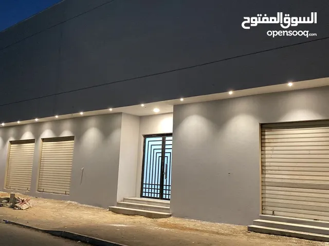 مبنى مكتبي وتجاري في موقع ممتاز جداً بشارع الوكالات، يبعد 90m من الشارع الرئيسي