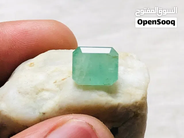 حجر زمرد روسي طبيعي مع شهادة المختبر  Natural Russian emerald stone with lab certificate