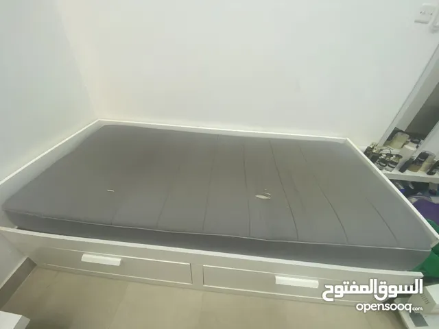 سرير ايكيا مع فرشة وخزانه وكومودينو بحالة جيدة البيع بسبب السفر
