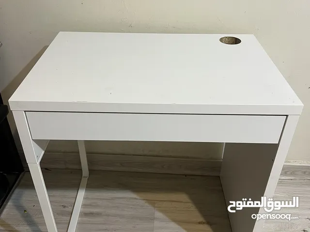 طاولة إيكيا ابيض للمكتب و الدراسة أستعمال فقط 8 اشهر،