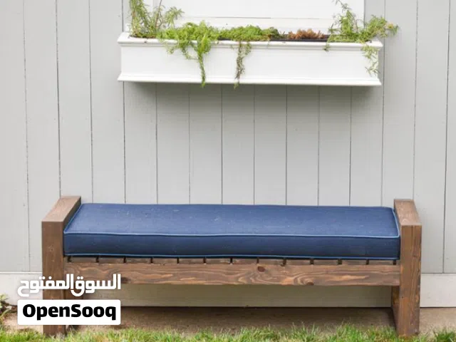 بنش خارجي عصري للحديقة والجلسات – تصميم خشبي أنيق مع وسادة مريحة