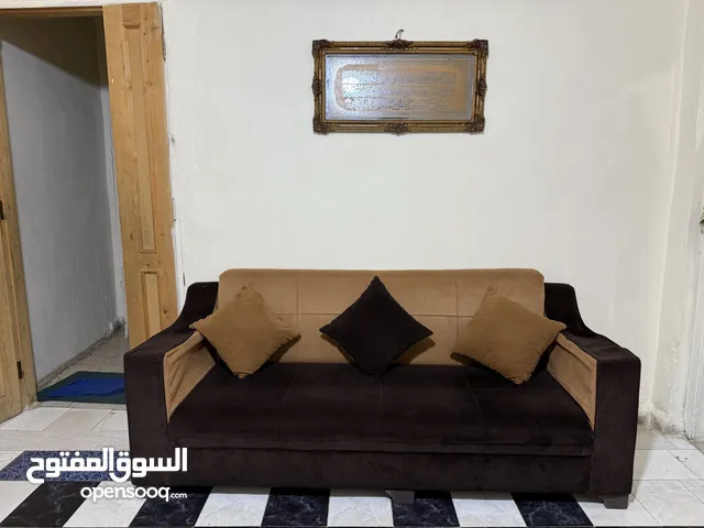 طقم كنب للبيع لون بني و بيج 2 كبير و 4 صغير مع برادي و لوحات