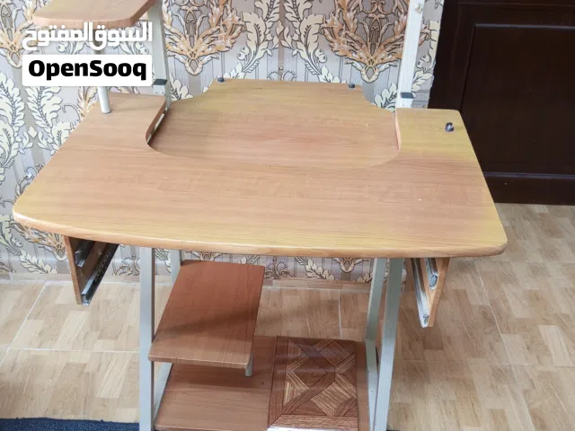 طاولة كمبيوتر بحالة جيدة بسعر مغري