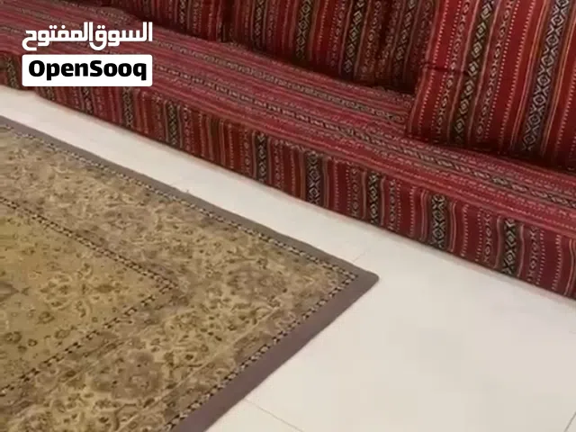 للبيع: طقم جلسة أرضية تراثية فاخرة مع السجاد والطاولة شوف الفيديو يوضح كل شي المنطقه الرفاع الحجيات