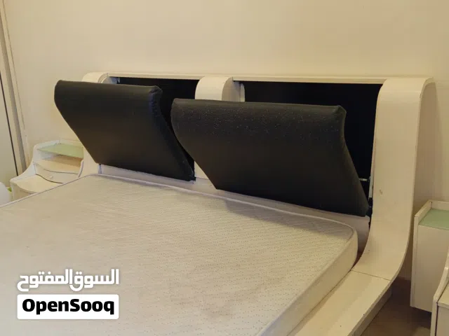 للبيع سرير كبير مع ماترس و كمود الحد الجديده