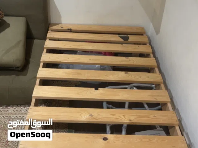 سرير خشبي جديد