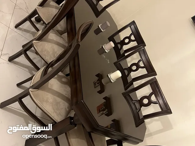 طقم كنب مع طاولة سفرة