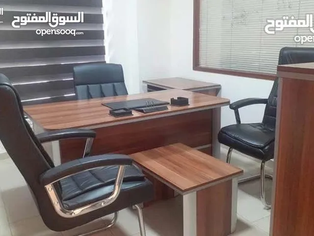 مكتب فاخر 40 م ( غرفة مدير عام مستقله بالكامل) حمام و مطبخ مفروش بموقع حيوي