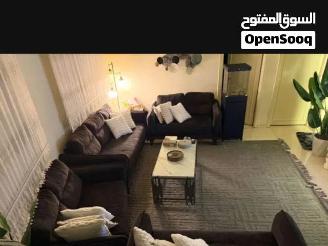 طقم كنب للبيع بحاله جيده جدا مكون من تسع مقاعد