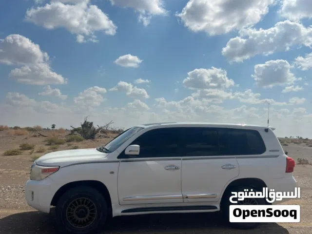سيارة لاند كروزر 2009 VXR خليجي مرخصة أبيض قير عادي بدون فتحه نظيف وارد قطره مكيف مركزي ثلاجه