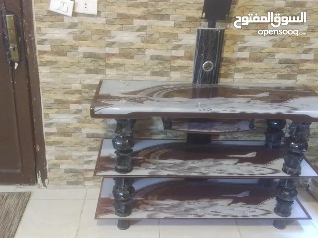 طاوله شاشه حجم كبير في حال الوكاله للبيع 25 دينار