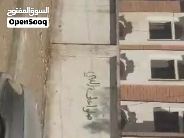 يوجد لدينا فله في ارقاء احياء الحي السياسي مكونه من دورين شارع 14وشارع مرايه 14 وجهاه 24متر حرمعماد
