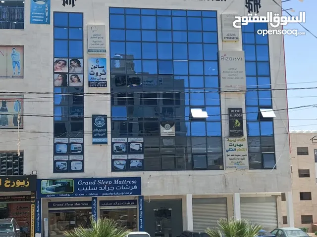 معرضين تجاريين (محلين) مع معرض ارضي تابع لهما مساحه 650 متر مربع في اقوى شارع تجاري بمحافظه مادبا