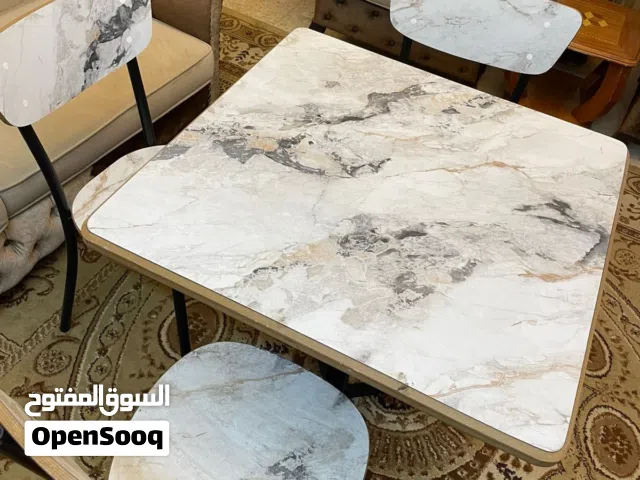 ثلاث طاولات مع كراسيهم للبيع بسعر مميز