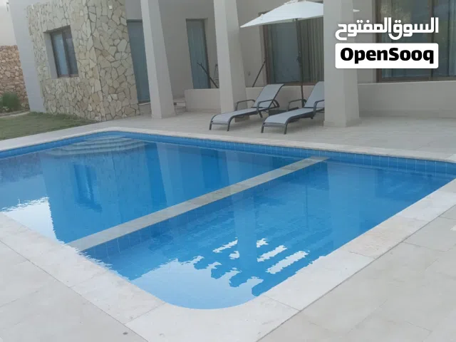 للبيع شاليه فخم راقي ومميز بتصميم مودرن في منتجع السيفة(Jebel Sifah Resort)تملك حر