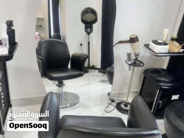 فرصة للبيع بسعر مغري معدات صالون مستعمل خفيف للبيع بدواعي السفر