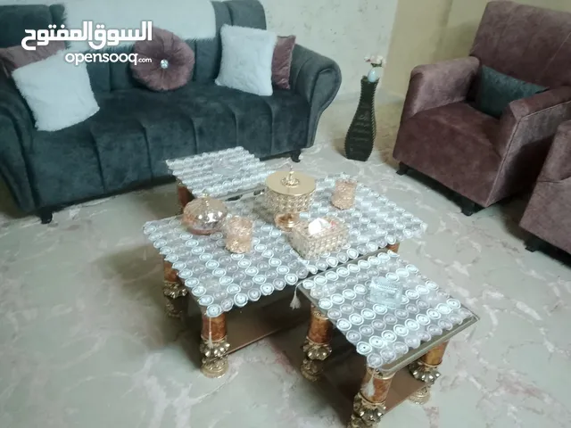 كنب شبه جديد نظيف للبيع ستعمال شهر مع الطاولات