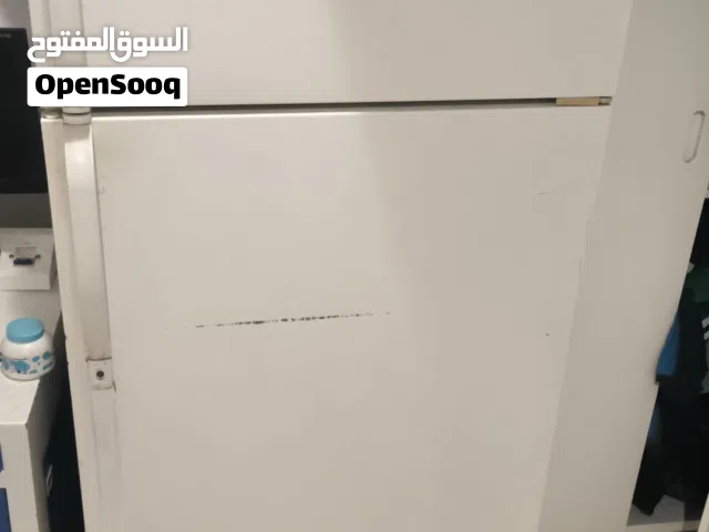 ثلاجة مستعملة كبيرة