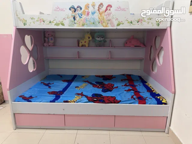 سرير طابقين مع الفرش مع ثلاثة دروج + خزانة A bunk bed with mattress with three drawers + a wardrobe