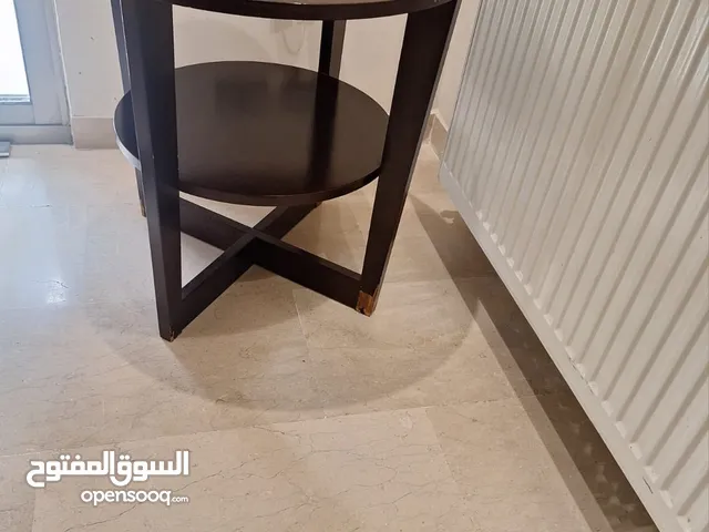 طاولة جانبية من ايكيا بحالة جيدة