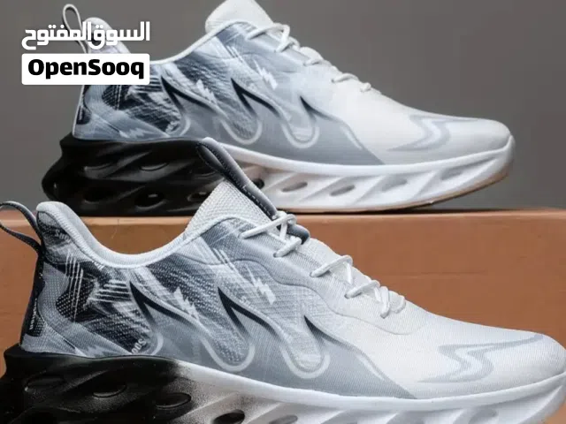بوت رجالي رياضي، لون ابيض، اخر حبه بعرض مميز، نمره 41- لرجل بطول 25.8، خفيف وراحه عاليه لكل الانشطه