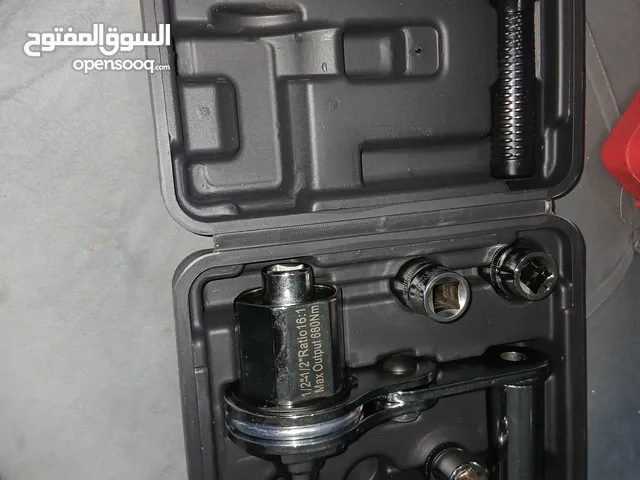 مفتاح لفك برغي التاير