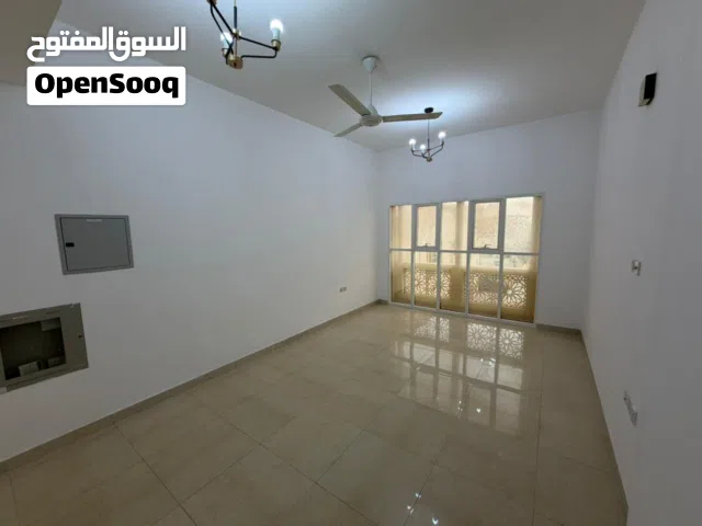 شقة للايجار بالمويهات 3  غرفة وصالة منفصلة وحمامين تكييف مركزي ومساحات واسعة بجانب شارع محمد بن زايد
