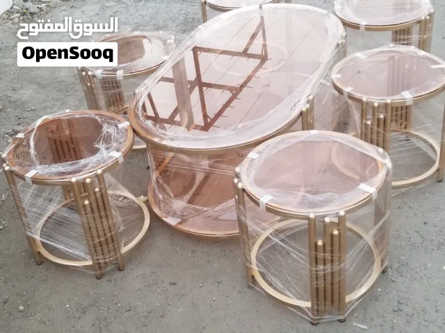 طاولات ضيافه منضر مثير وملمس ناعم وبضاعه ممتازه ومتانه خارقه تحتوي على سطح زجاج ذهبي عاكس سماكه