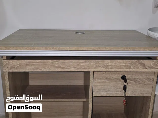 طاولة مكتبة كتب نظيفه جدا