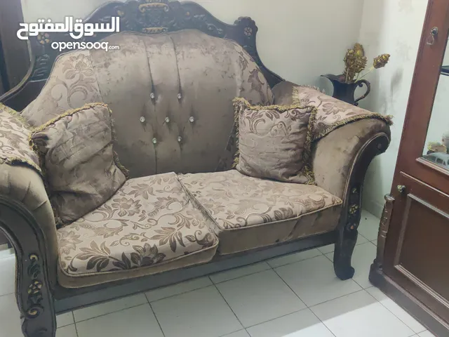 طقم كنب شبه جديد للبيع بسعر مغري جدا خشب قوي