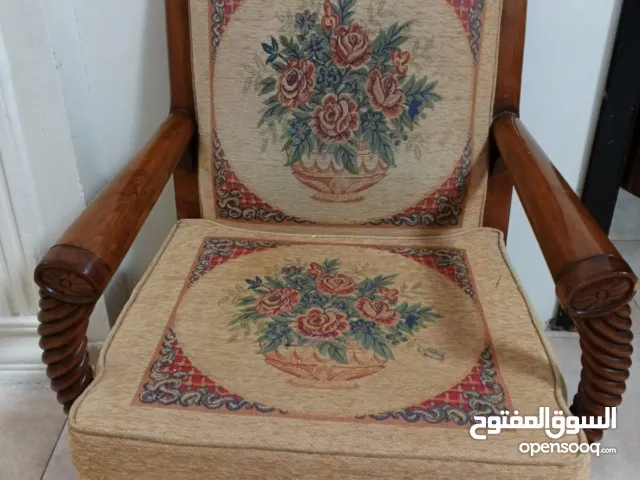 كنب وطاولة ارضية لل بيع