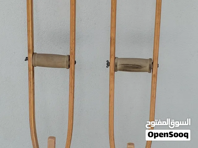 عكازات طبية (قيلات) خشبية بحالة جيدة