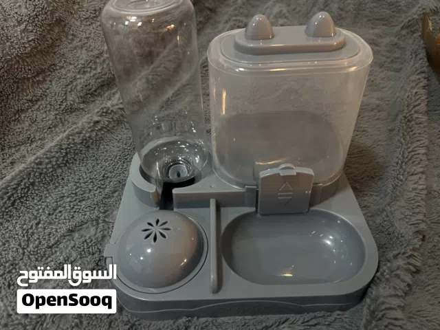صحن اكل مع صحن مياه جديد متوفر منه اثنين عليه اسم melo