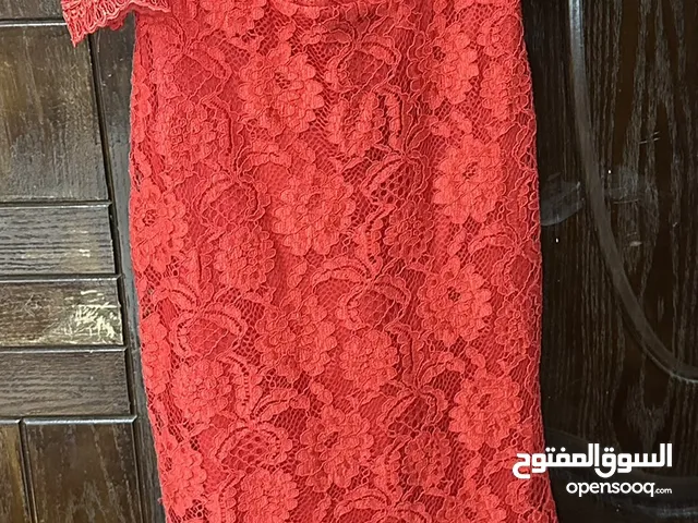 فستان سهرة احمر لبسة وحدة سمكة قد الجسم وعليه شاحط