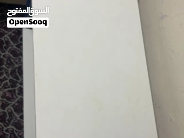 طاولة مكتب لاتيه والحديد ثقيل ، استعمال خفيف ،  لون ابيض وازرق ،  استعمال طالب جامعه بدرسش