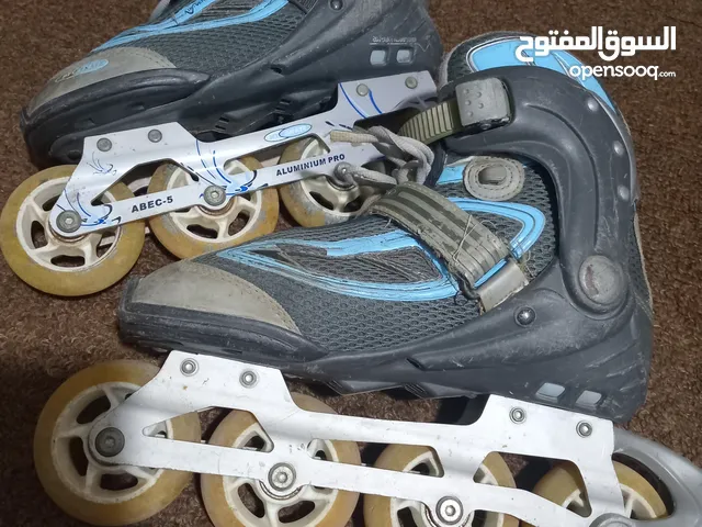بوت عجال ( سكيت ) للبيع بسعر 10 دنانيرر بحال الجديد