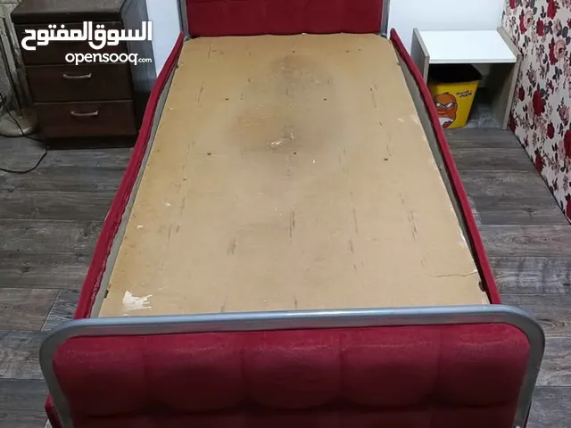 تخت مفرد مع تنجيد بحالة جيدة