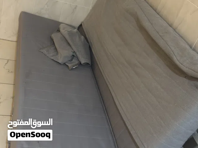 كنبة سرير مع فرشها ونظيفة