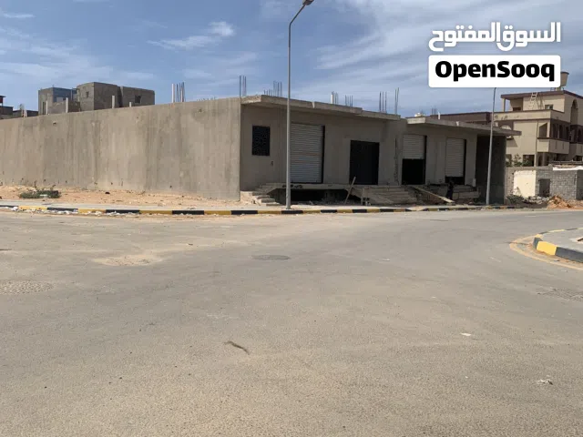 مبنى من دورين ارضى وبدروم كل دور 1300 متر على واجهتين به عدد اثنين رامبا ومكاتب والباقى صالات