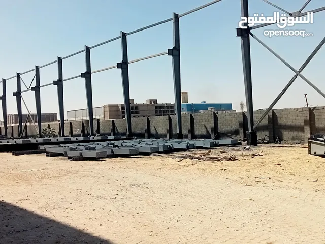نحن شركة متخصصة في تصنيع الهياكل المعدنية والهناجر والجمالونات والأعمال المعدنية.