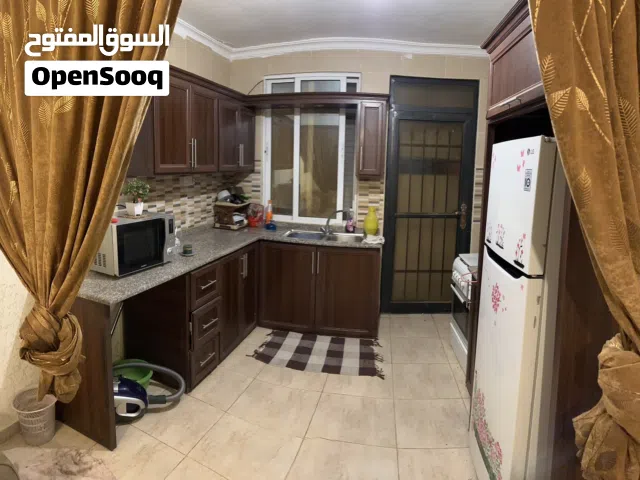 شقة مقروشة طابق  ارضي مكونه من مدخلين وغرفتين وصاله وحمام ومطبخ امريكي  بالقرب من بوابة الاثار